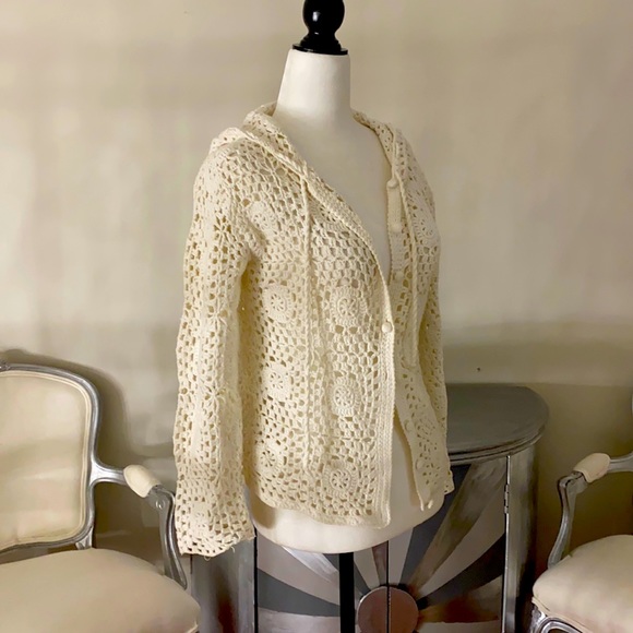 Knitted sweater in white with hood. - Picture 1 of 4